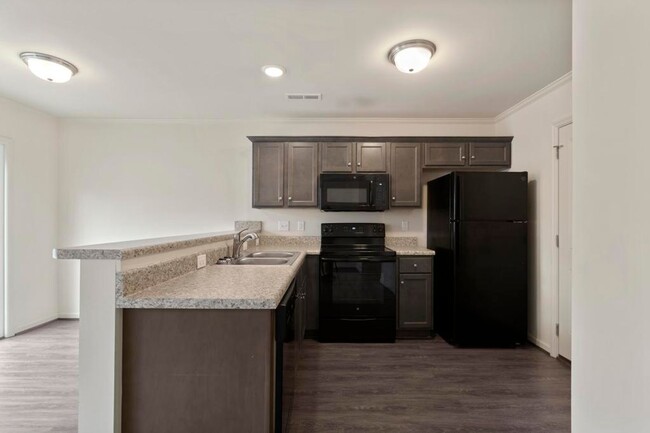 Building Photo - Beautiful Townhome!