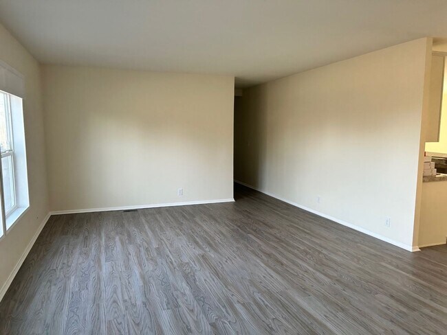 Building Photo - Large Spacious 5 Bedroom House with Fenced Yard