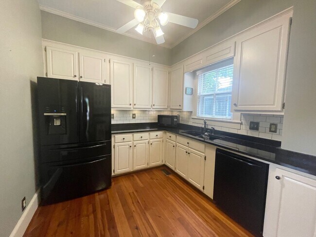 Building Photo - 3 Bedroom 2 1/2 Bath Updated Historic Home