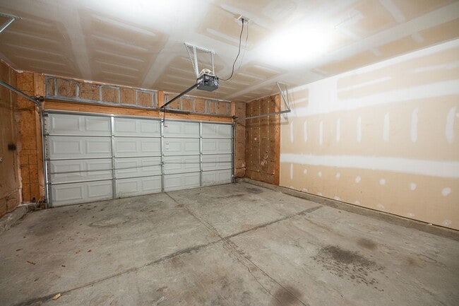 Building Photo - Spacious beautiful 4 bedroom 2.5 bath home  In Greensboro with an office/upstairs loft/ sunroom/ ...