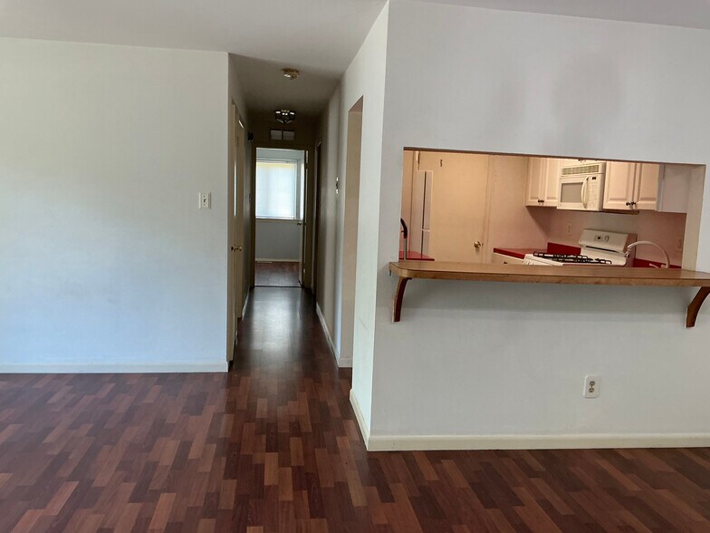 Hallway - 403 Stockton Ct