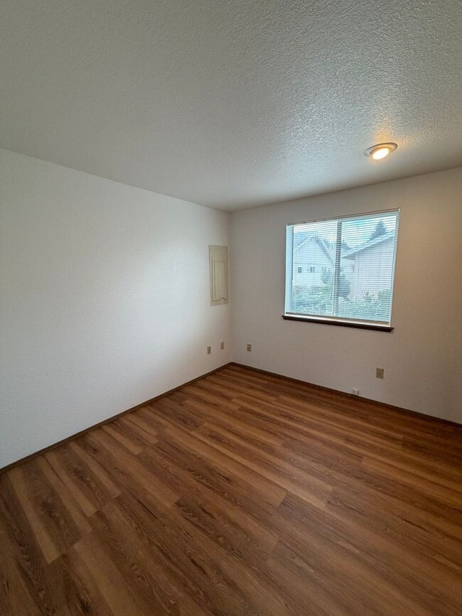 Building Photo - 1474 Diamond Rd SE