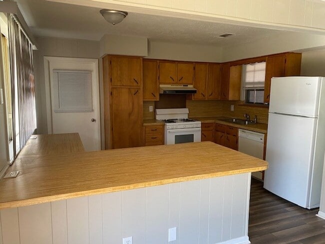 Building Photo - Nice 4 bedroom 2 bath brick home in S. Sherman!