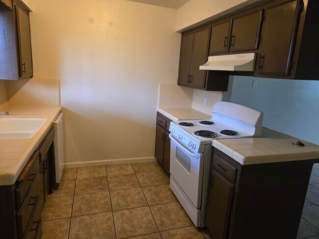 Building Photo - Unit For Rent