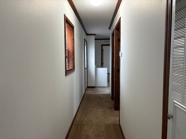 Building Photo - 324 Spring Park Dr