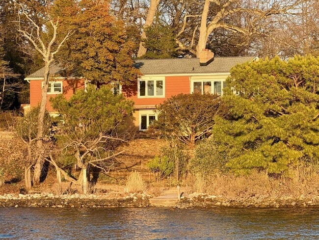 Building Photo - Severna Park - Waterfront - Round Bay Community.