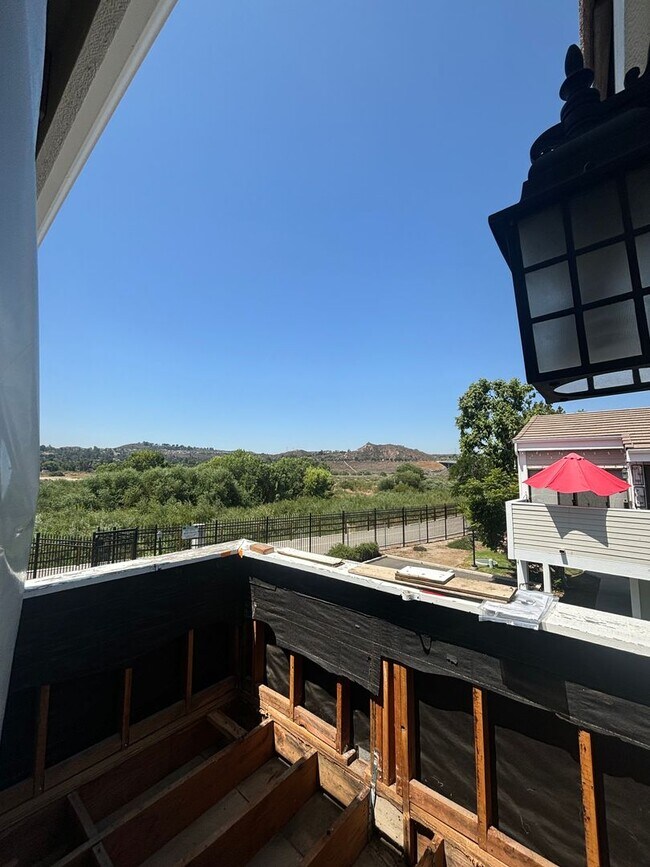 Building Photo - 2 Bedroom Condo for Rent in Canyon Country!