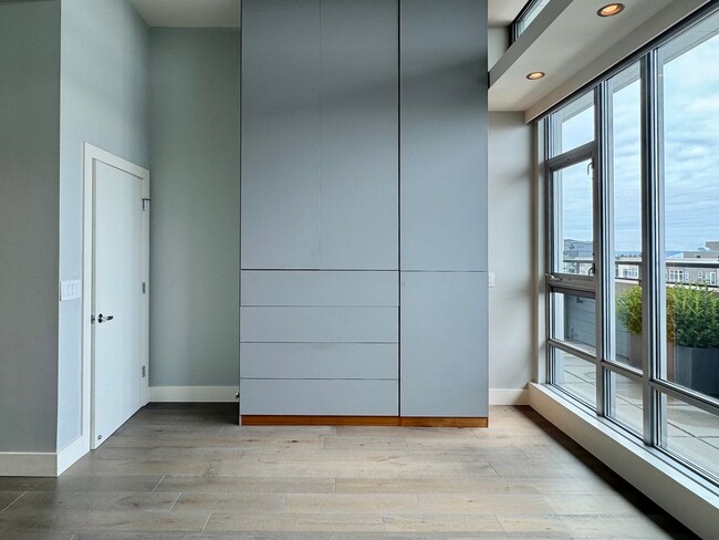 Building Photo - Gallery Penthouse Condo ~ Belltown