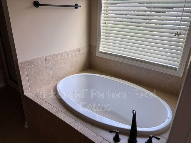 Building Photo - 5982 Ivy Ridge Dr