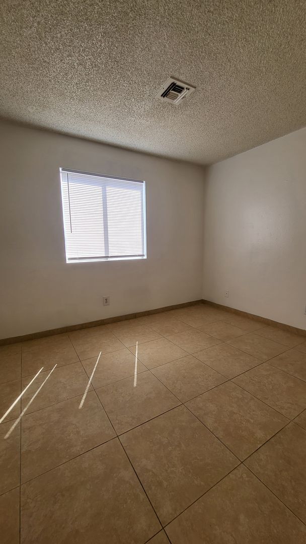 Building Photo - 3117 E Carey Ave