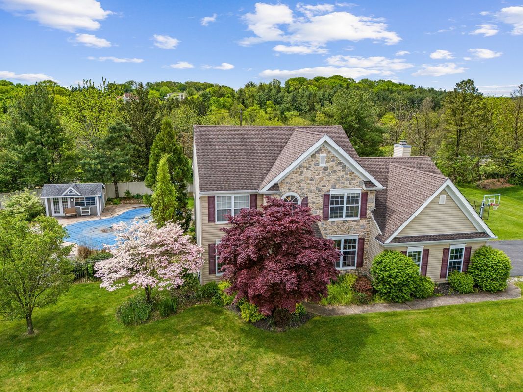 Building Photo - 2190 Beechwood St