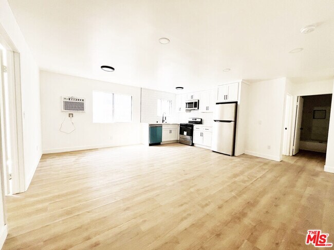 Building Photo - 5440 Carlton Way