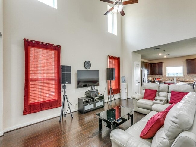 Building Photo - 5906 Wolf Pack Dr