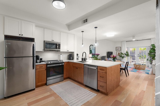 Building Photo - 1321 Bayview Dr