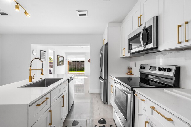 Building Photo - 403 S 13th Ct