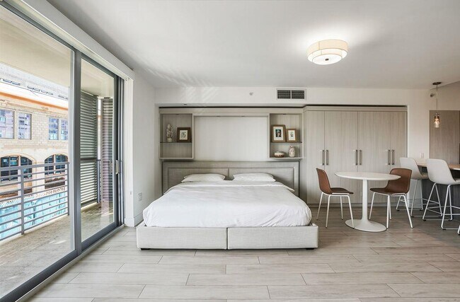 Building Photo - 111 SE 1st Ave