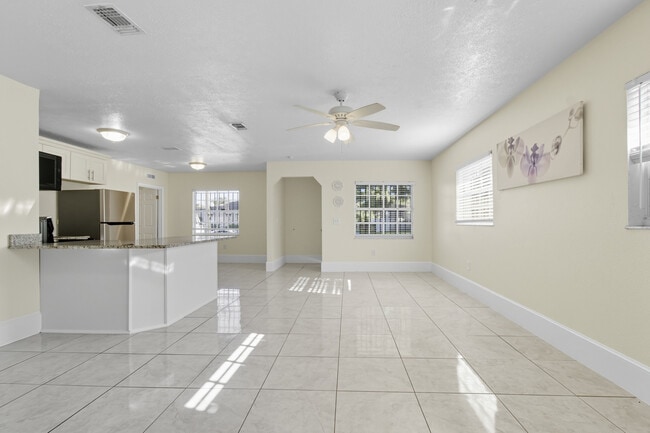Building Photo - 1324 W Nassau St