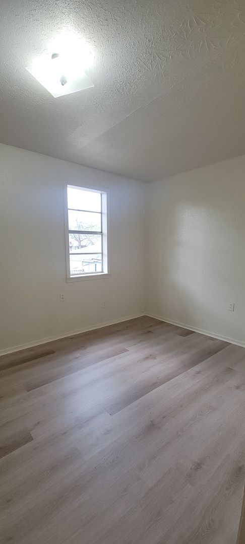 Building Photo - Huge 3 bedroom/1 bath upstairs apartment with Water, Gas Range and Refrigerator!