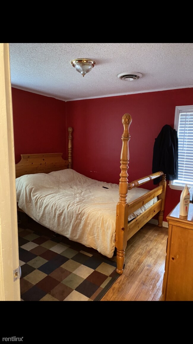 Building Photo - 3 br, 2 bath House - 300 Eastview St