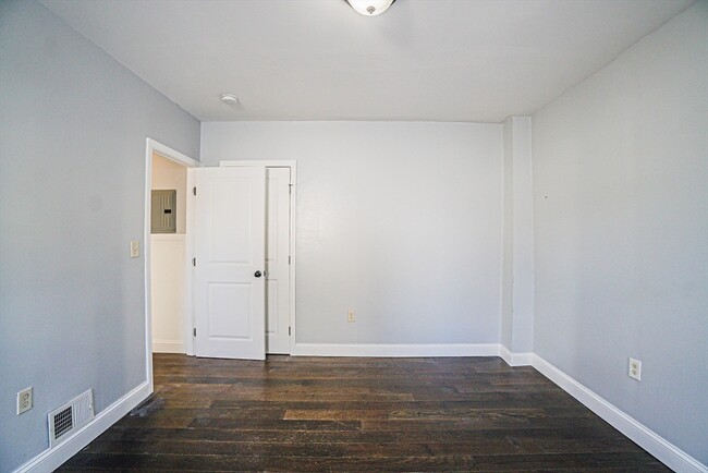 Building Photo - 7 Rosebery Rd