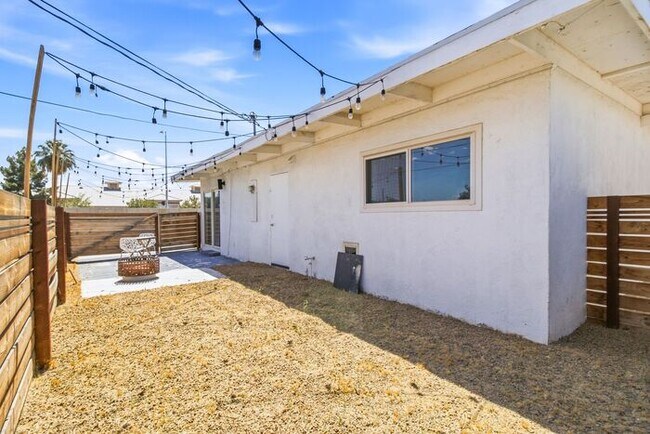 Building Photo - Remodeled 2 Bedroom Home with Charming Outdoor Space