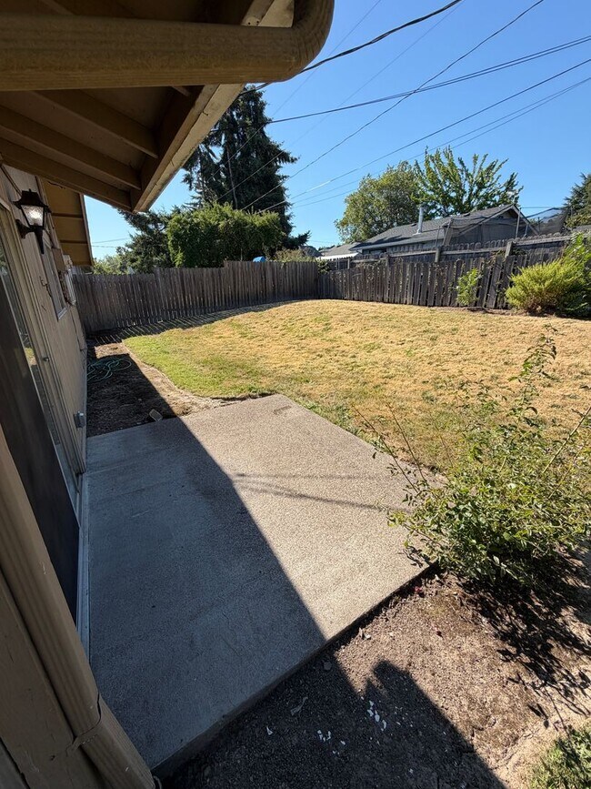 Building Photo - (473) Walnut Duplex - 2 Bedroom / 1 Bathroom
