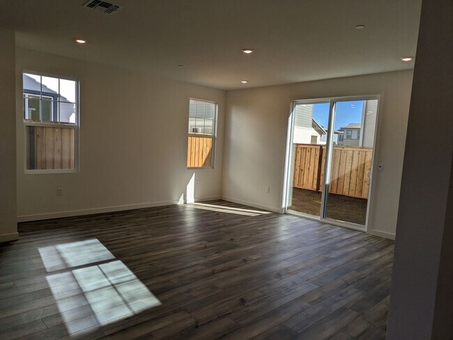 Building Photo - 2468 Lake Club Dr