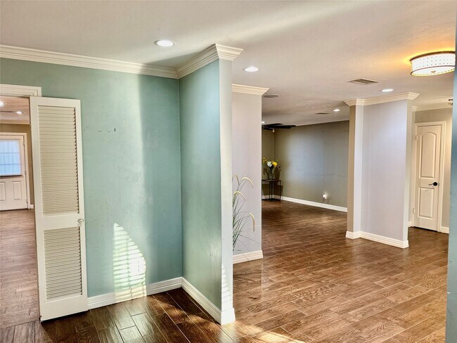 Building Photo - 2750 Manila Ln