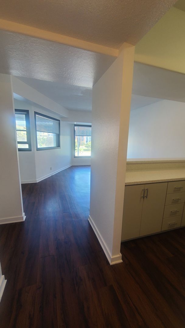 Building Photo - Unfurnished Move-In ready 1 Bedroom/ 1 Bat...