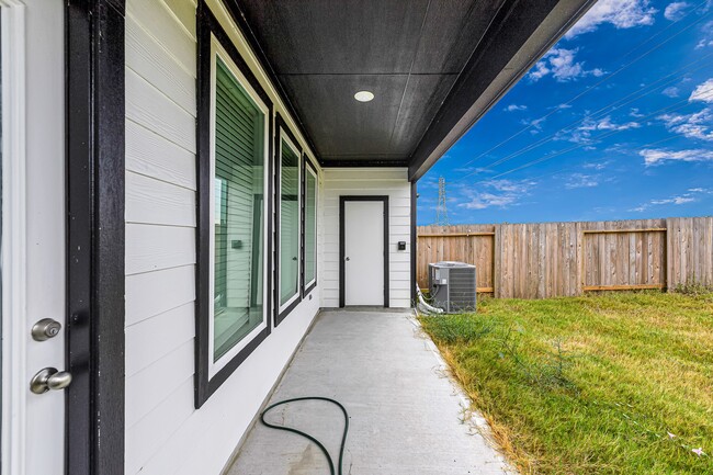 Building Photo - 3002 Crown Gate Dr