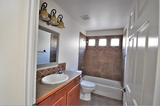Building Photo - Beautiful 3 Bed/2Bath Townhouse Home off of Roadrunner Pkwy