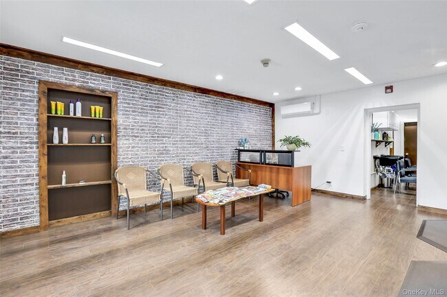 Primary Photo - 199 NY-299