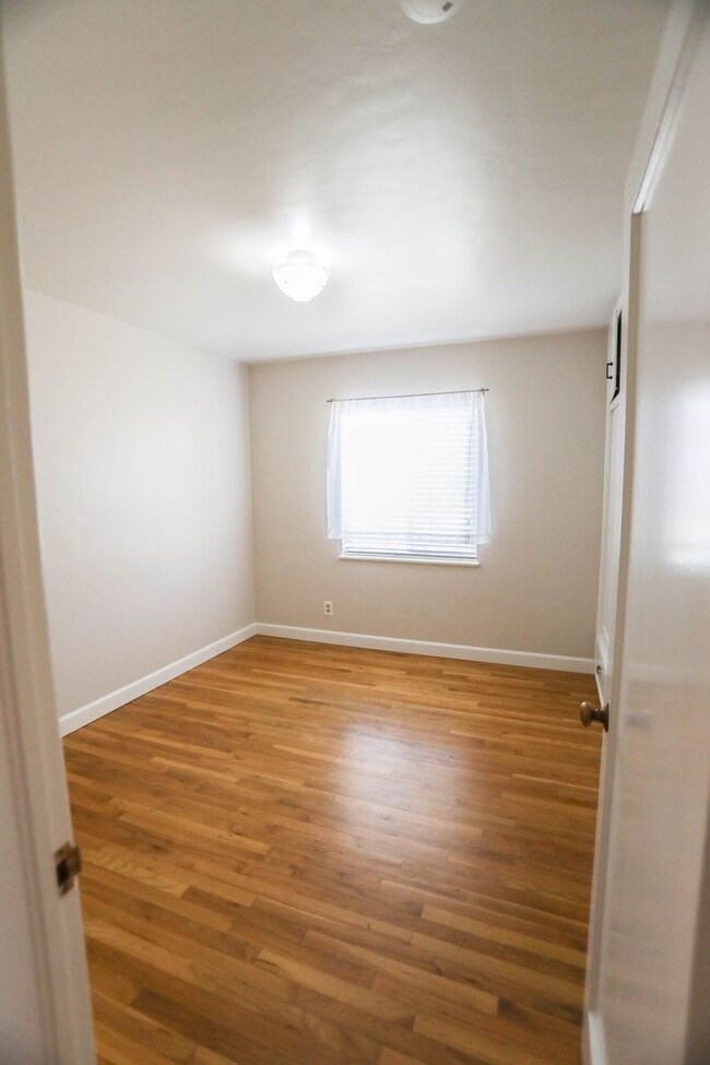 Building Photo - NEWLY LISTED $2,900 PER MONTH - GORGEOUS 3...