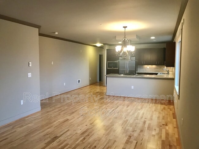 Building Photo - 18609 SE Newport Way