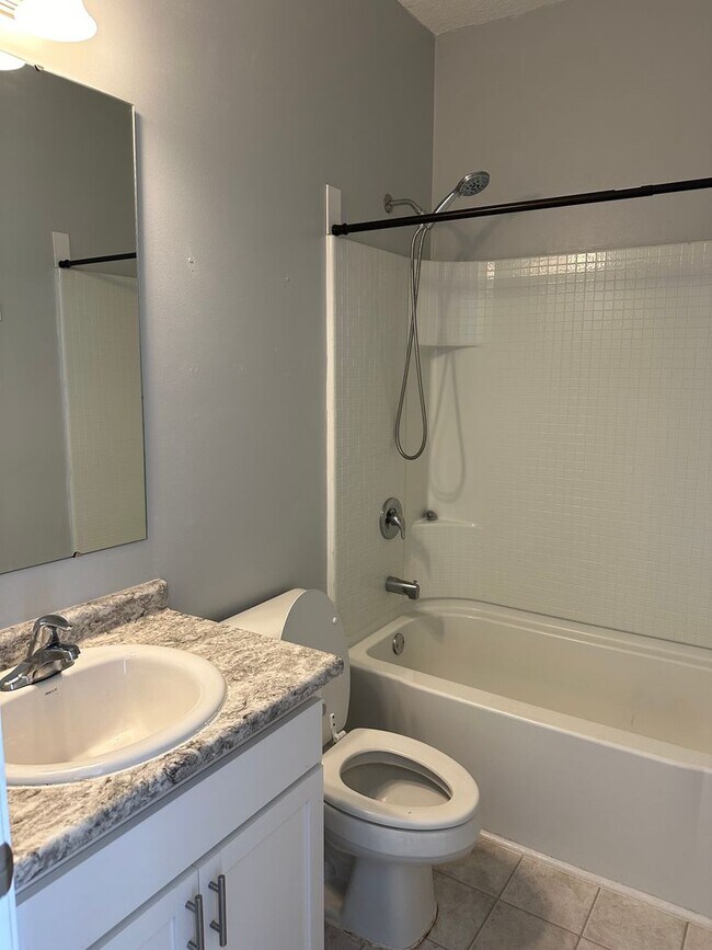 Building Photo - Tranquil South Retreat: Spacious 5-Bed Hom...