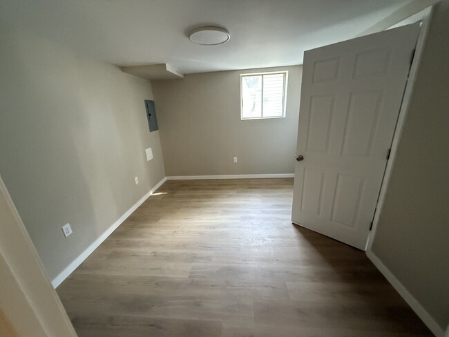 Building Photo - 104 Ball St