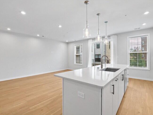 Building Photo - "Modern Living Awaits: Spacious 2-Bed, 2.5-Bath Townhouse in the Heart of McLean!"