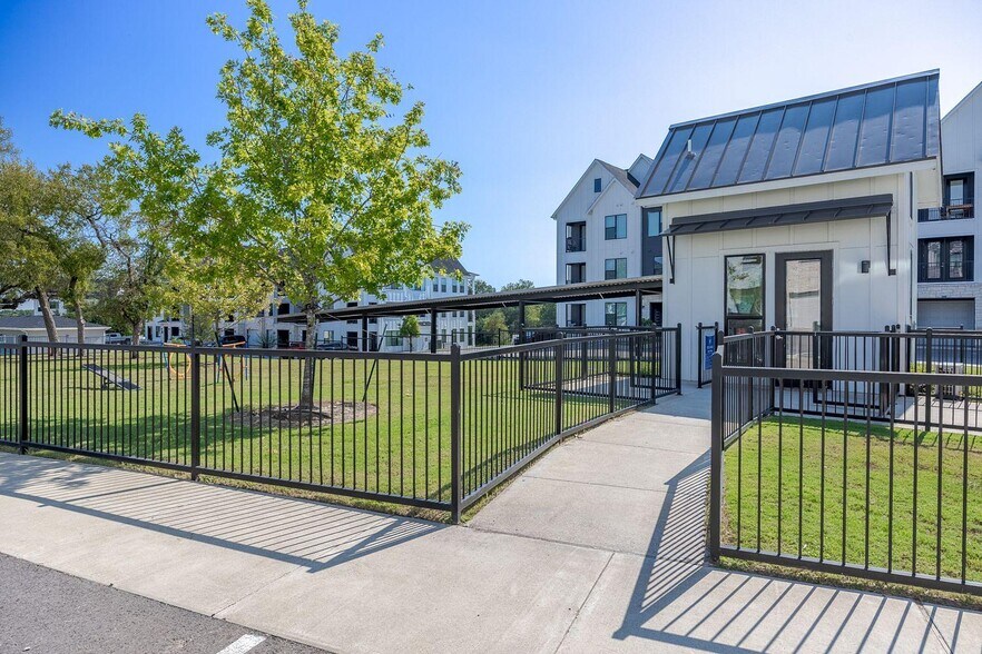 Building Photo - 210 Nottingham Ln