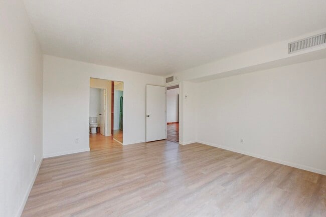 Building Photo - 876 Tramway Ln Ct NE