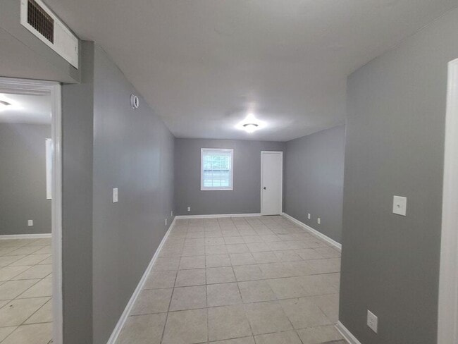 Building Photo - 4649 Royal Ridge Dr