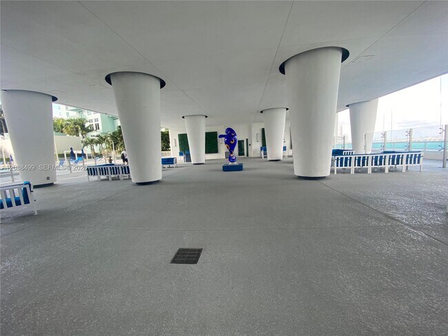 Building Photo - 1800 N Bayshore Dr