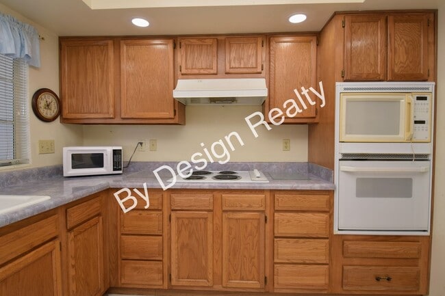 Building Photo - 55+ Townhome for Rent - Spacious 3BR/2BA w...
