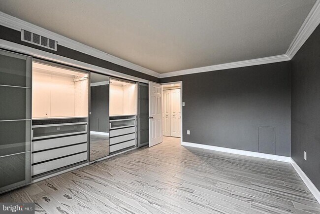 Building Photo - 1300 Army Navy Dr