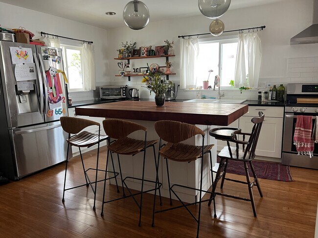 Building Photo - 310 Newland St