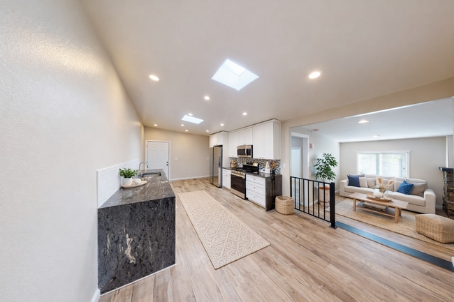 Building Photo - Newly Renovated on Montezuma!