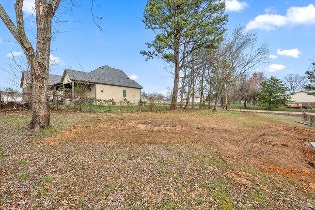 Building Photo - 2214 Glory Dr