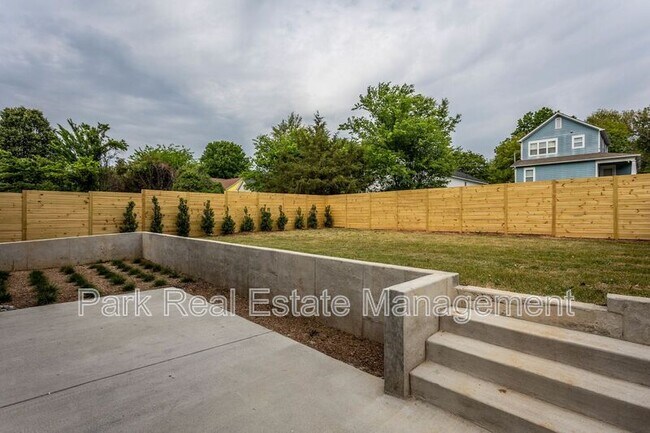 Building Photo - 323 S East St