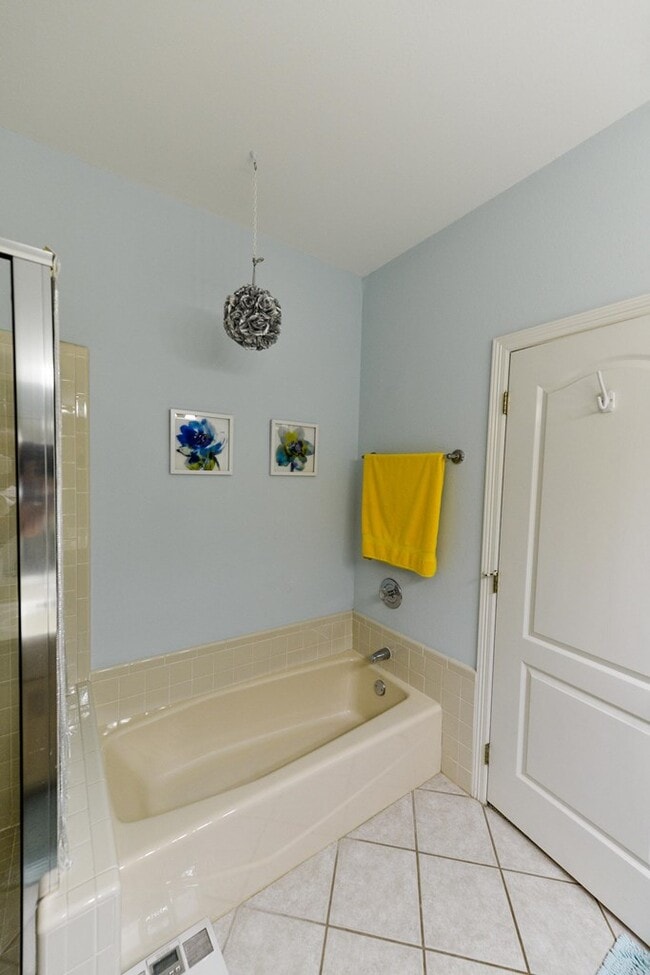 Building Photo - 10 Golf House Rd