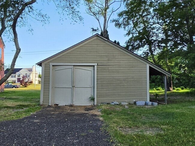 Building Photo - 166 Old Providence Rd