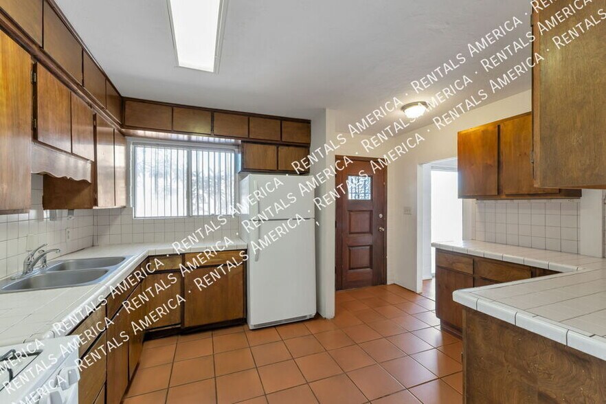 Building Photo - 947 N Alvernon Way